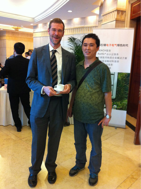 潤大世紀(jì)員工與環(huán)球資源首席運(yùn)營官、執(zhí)行總裁裴克為(Craig Pepples)在一起